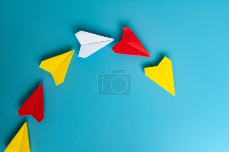 Téléchargez les photos : Vue du dessus de l'origami avion en papier jaune menant d'autres avions en papier. - en image libre de droit