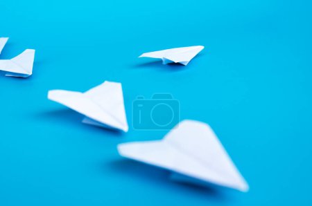 Téléchargez les photos : Vue basse de l'origami avion en papier blanc menant avions en papier blanc. Avec espace de copie pour le texte - en image libre de droit