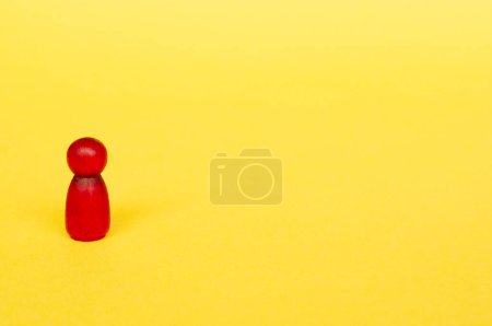 Téléchargez les photos : Figure rouge isolée sur fond jaune avec espace personnalisable pour le texte. - en image libre de droit