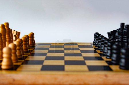 Foto de Batalla entre ajedrez blanco y negro en un jabalí de ajedrez. Concepto de estrategia y táctica - Imagen libre de derechos