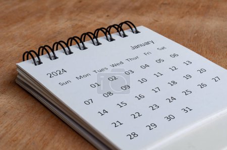 Januar 2024 weißer Tischkalender auf Holzgrund. Kalenderkonzept