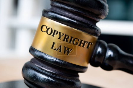 Texte de loi sur le droit d'auteur gravé sur marteau. Droit des successions et concept juridique.