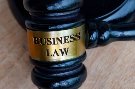 Texte de droit des affaires gravé sur marteau. Droit des affaires et concept juridique.