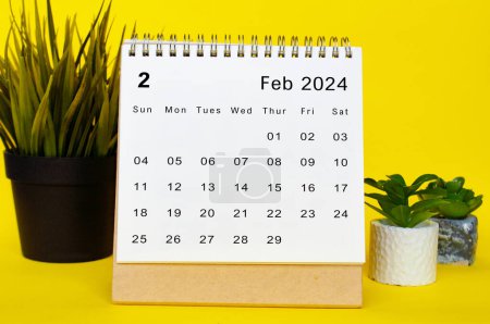 Kalender Februar 2024 mit gelbem Hintergrund. Monatskalender-Konzept.