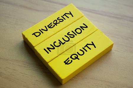 Diversité, inclusion et équité du texte sur les blocs de bois jaunes. Concept de diversité.
