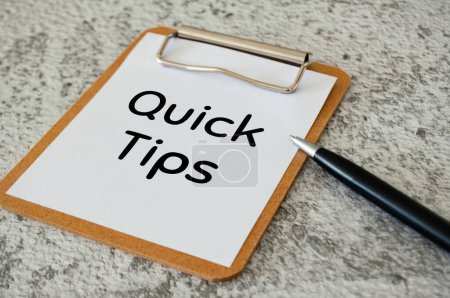 Quick Tips Text auf dem Notizblock. Business Quicktips Konzept.