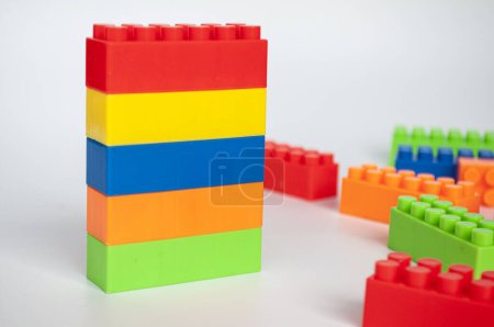 Lego conjunto en la cubierta de fondo blanco. Juguetes y espacio de copia.
