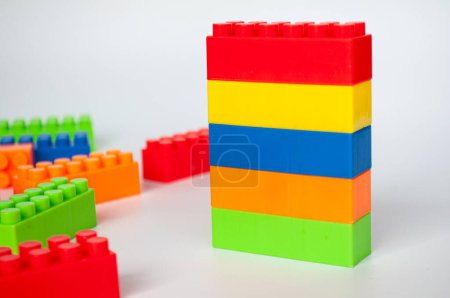 Juego de Lego sobre cubierta de fondo blanco.Concepto de juguetes y espacio de copia.