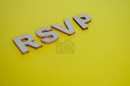 Téléchargez les photos : RSVP lettres en bois représentant S'il vous plaît répondre sur fond jaune. - en image libre de droit