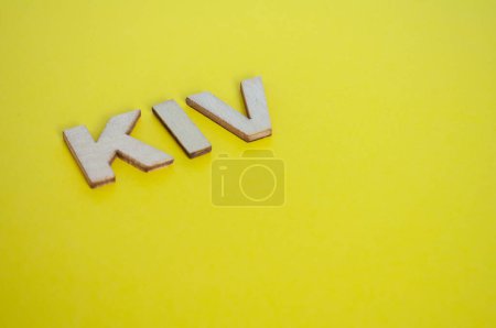 KIV Holzbuchstaben für Keep In View auf gelbem Hintergrund.