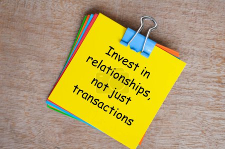 Téléchargez les photos : Investir dans les relations, pas seulement le texte des transactions sur un bloc-notes jaune. - en image libre de droit