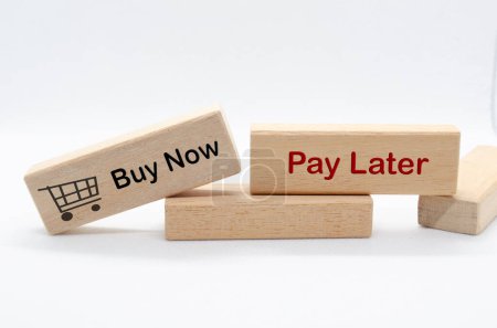 Comprar ahora pagar texto más tarde en bloques de madera. Concepto de pago a plazos y negocios.