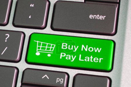 Kaufen Sie jetzt zahlen später Text auf grünen Laptop-Tastatur. Geschäfts- und Online-Shopping-Konzept.