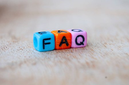 Nahaufnahme von FAQ-Briefen mit häufig gestellten Fragen.