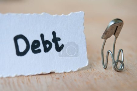 Un alfiler que representa a una persona estresante que tiene demasiadas deudas.