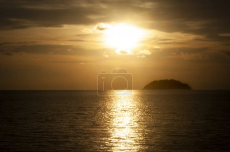 Téléchargez les photos : Belle vue du soir sur la plage. Plage à Bornéo, Malaisie - en image libre de droit