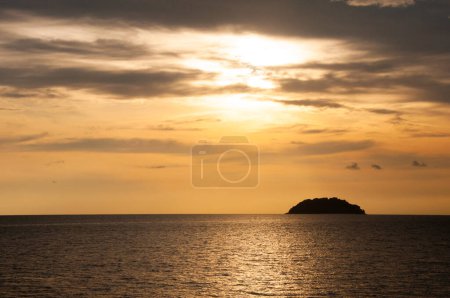 Merveilleux coucher de soleil à Tanjung Aru Beach, Kota Kinabalu, Sabah, Bornéo, Malaisie.