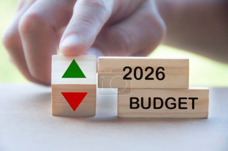 Budget 2026 texte sur les blocs de bois avec indication du budget de haut en bas. Concept budgétaire.