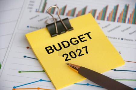 Foto de Presupuesto 2027 en bloc de notas amarillo con antecedentes de análisis empresarial. - Imagen libre de derechos