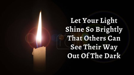 Lassen Sie Ihr Licht so hell erstrahlen Zitat mit Kerzenschein im Dunkeln. Motivationskonzept.
