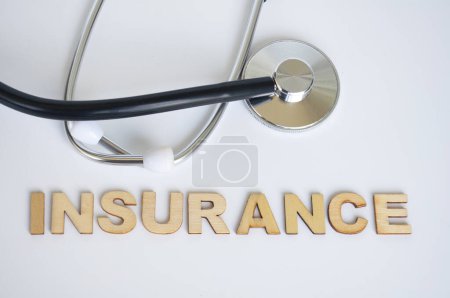 Draufsicht auf das Stethoskop des Arztes mit Versicherungstext auf weißem Hintergrund. Lebensversicherungskonzept.