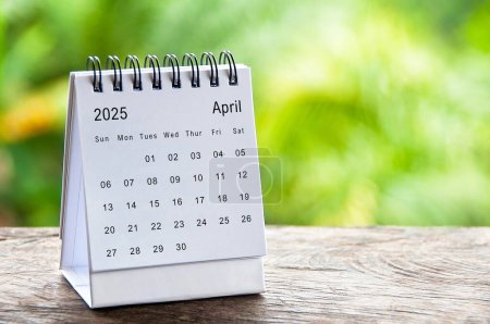 April 2025 weißer Tischkalender mit anpassbarem Platz für Text. Kalenderkonzept und Kopierraum