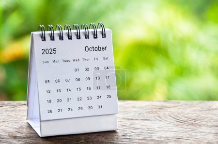 Oktober 2025 weißer Tischkalender mit anpassbarem Platz für Text. Kalenderkonzept und Kopierraum