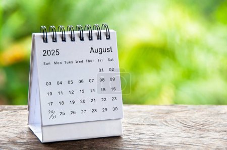 Agosto 2025 calendario de mesa blanca con espacio personalizable para texto. Concepto de calendario y espacio de copia
