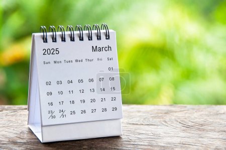 März 2025 weißer Tischkalender mit anpassbarem Platz für Text. Kalenderkonzept und Kopierraum