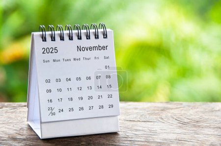 November 2025 weißer Tischkalender mit anpassbarem Platz für Text. Kalenderkonzept und Kopierraum.