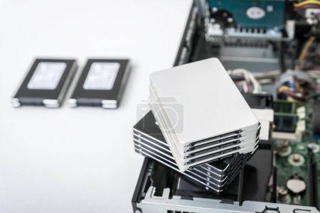 Foto de Vista cerrada de unidades de disco duro SSD Concepto de actualización, reparación y recuperación de datos - Imagen libre de derechos