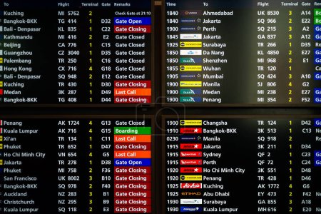 Téléchargez les photos : Changi Airport, Singapore - January 24, 2020: Real photo of departures board fragment in Singapore airport viewed from the main corridor - en image libre de droit