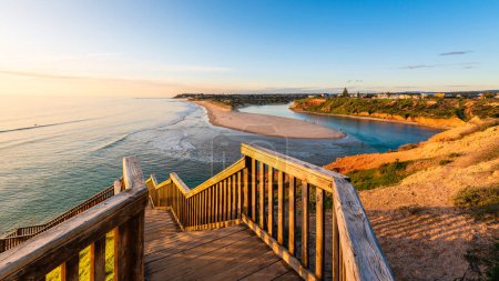 Téléchargez les photos : South Port beach boardwalk vue vers la rivière Onkaparinga au coucher du soleil, Australie du Sud - en image libre de droit