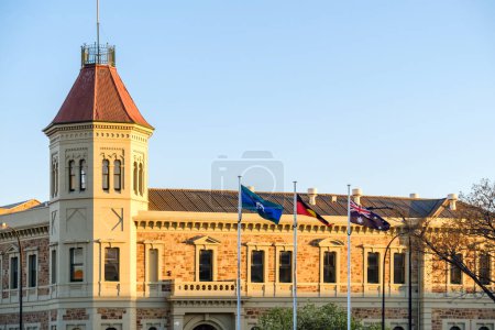 Foto de Port Adelaide, Australia - 9 de septiembre de 2020: Edificio histórico del Instituto Port Adelaide visto desde los muelles al atardecer. Fundada en 1851, fue utilizada como biblioteca y centro de actividades sociales y culturales. - Imagen libre de derechos