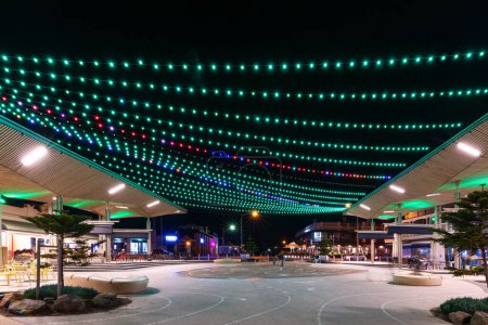Téléchargez les photos : Adélaïde, Australie du Sud - 17 juillet 2020 : Henley Square avec pavillon illuminé au centre et lumières colorées des cafés tout en regardant vers l'est pendant la nuit. - en image libre de droit