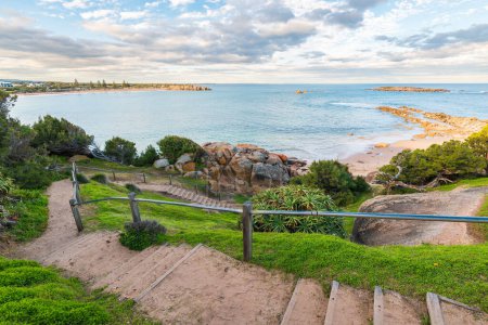 Téléchargez les photos : Lady Bay escaliers de plage sur une journée pendant la saison d'hiver, péninsule Fleurieu, Port Elliot, Australie-Méridionale - en image libre de droit