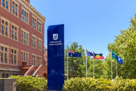 Foto de Adelaide, Australia Meridional - 28 de diciembre de 2022: University of South Australia City East campus with stand logo and Brookman Building next to it on a clear sunny day - Imagen libre de derechos