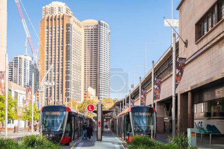 Foto de Sydney, NSW, Australia - 17 de abril de 2022: Estación de tranvía ligero de Sídney con tranvías en Circular Quay en la ciudad en un día brillante - Imagen libre de derechos