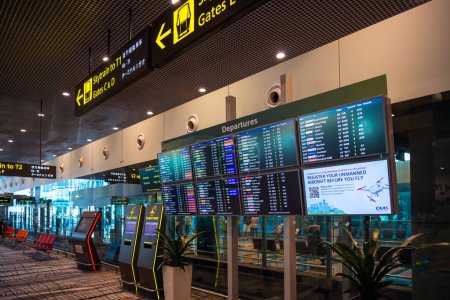 Téléchargez les photos : Changi Airport, Singapour - 24 janvier 2020 : Véritable photo du tableau des départs à l'aéroport de Singapour vue du corridor principal - en image libre de droit