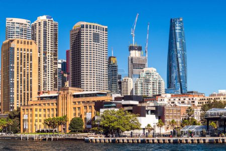 Téléchargez les photos : Sydney, Australie - 17 avril 2022 : Sydney City Central Business District skyline vue depuis un ferry vers le quai circulaire par une journée ensoleillée - en image libre de droit