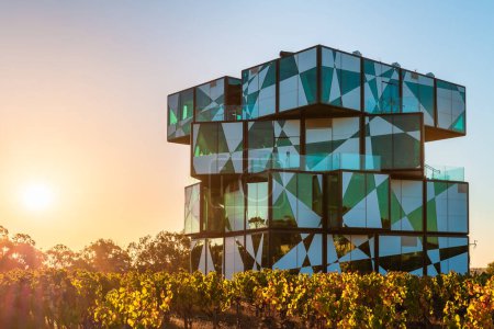 Téléchargez les photos : McLaren Vale, Australie du Sud - 4 avril 2021 : Le bâtiment d'Arenberg Cube dans les vignobles au coucher du soleil. Il comprend un restaurant, une salle de dégustation de vin, un fermenteur virtuel, une salle vidéo à 360 degrés et un musée des réalités alternatives.. - en image libre de droit