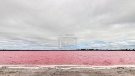 Téléchargez les photos : Lac Pink Punit vue de Western Hwy sur une journée, Dimboola, Victoria, Australie - en image libre de droit