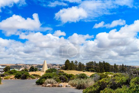 Téléchargez les photos : Obélisque de Port Elliot vu du belvédère par une belle journée, Horseshoe Bay, Australie-Méridionale - en image libre de droit
