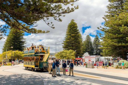 Téléchargez les photos : Victor Harbor, Australie-Méridionale - 5 janvier 2022 : Victor Harbor Horse Tram tracté avec des gens prêts à partir pour l'île Granite via la chaussée nouvellement construite par un jour lumineux. - en image libre de droit