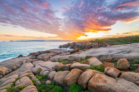 Téléchargez les photos : Coucher de soleil spectaculaire au-dessus de la baie Encounter, Port Elliot, Australie du Sud - en image libre de droit