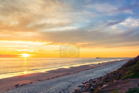 Téléchargez les photos : Henley Beach rivage avec jetée au coucher du soleil vue de l'Esplanade, Australie du Sud - en image libre de droit