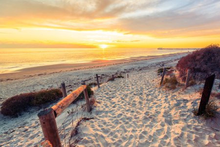 Téléchargez les photos : Henley Beach rivage avec jetée au coucher du soleil vue de l'Esplanade, Australie du Sud - en image libre de droit