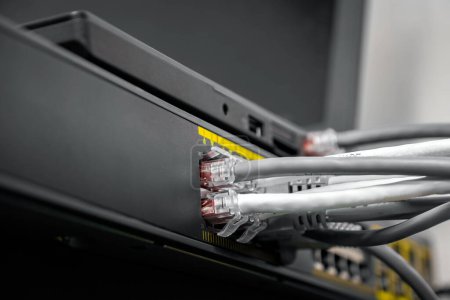 Switch PoE inteligente Gigabit de red con cables de red conectados que se prueban en el escritorio