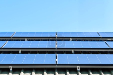 Panneaux solaires installés sur le toit de la maison en Australie contre un ciel bleu clair