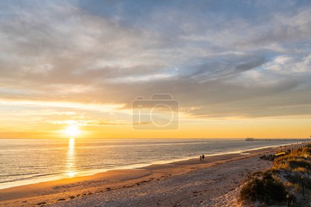 Costa de Henley Beach con embarcadero al atardecer, Australia Meridional